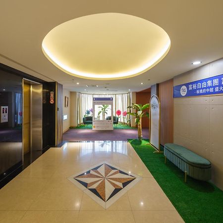 Rich & Free Hotel - Fuzhong 富逸旅趣-板橋府中館 Taipei Bagian luar foto