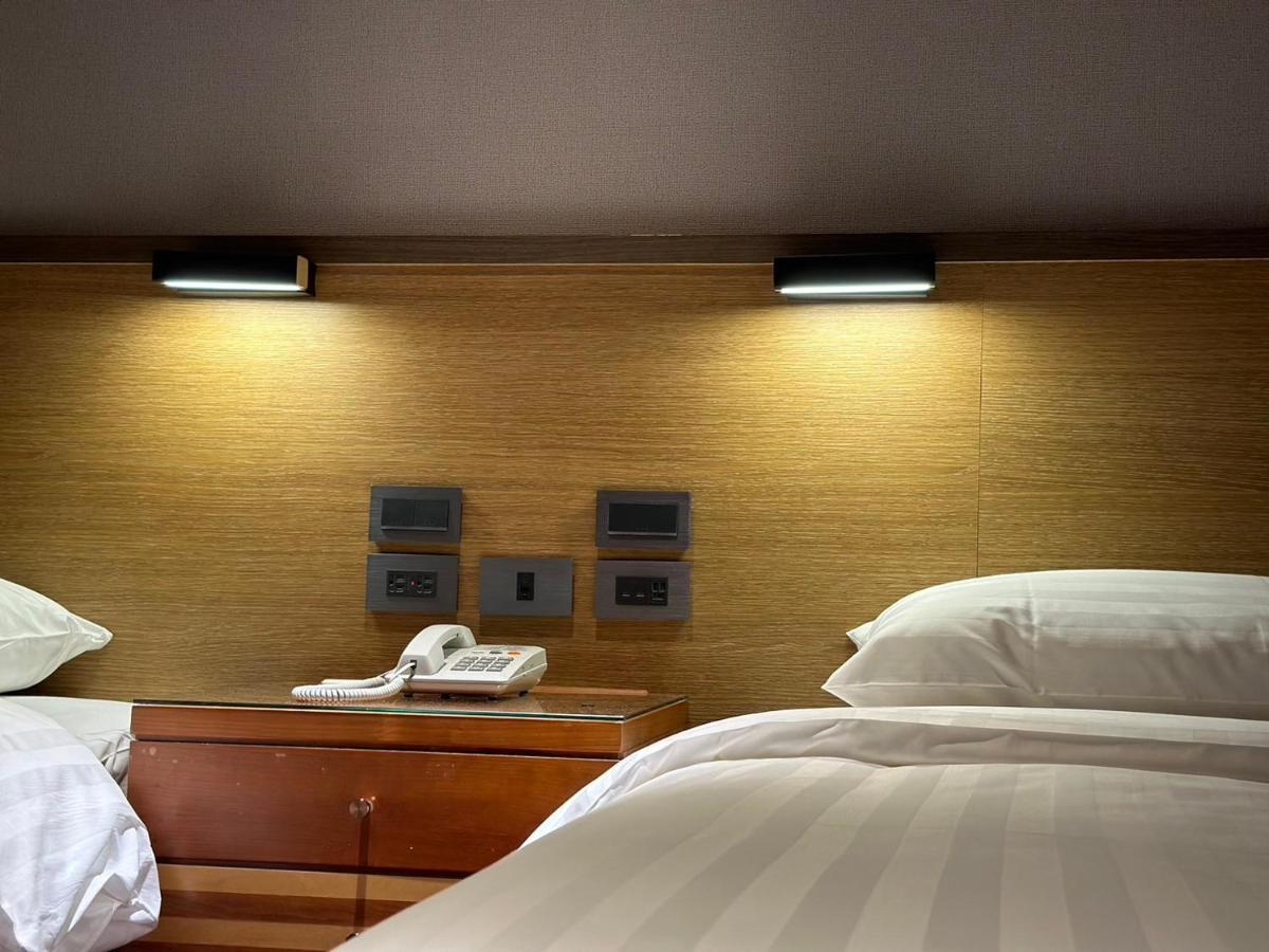Rich & Free Hotel - Fuzhong 富逸旅趣-板橋府中館 Taipei Bagian luar foto