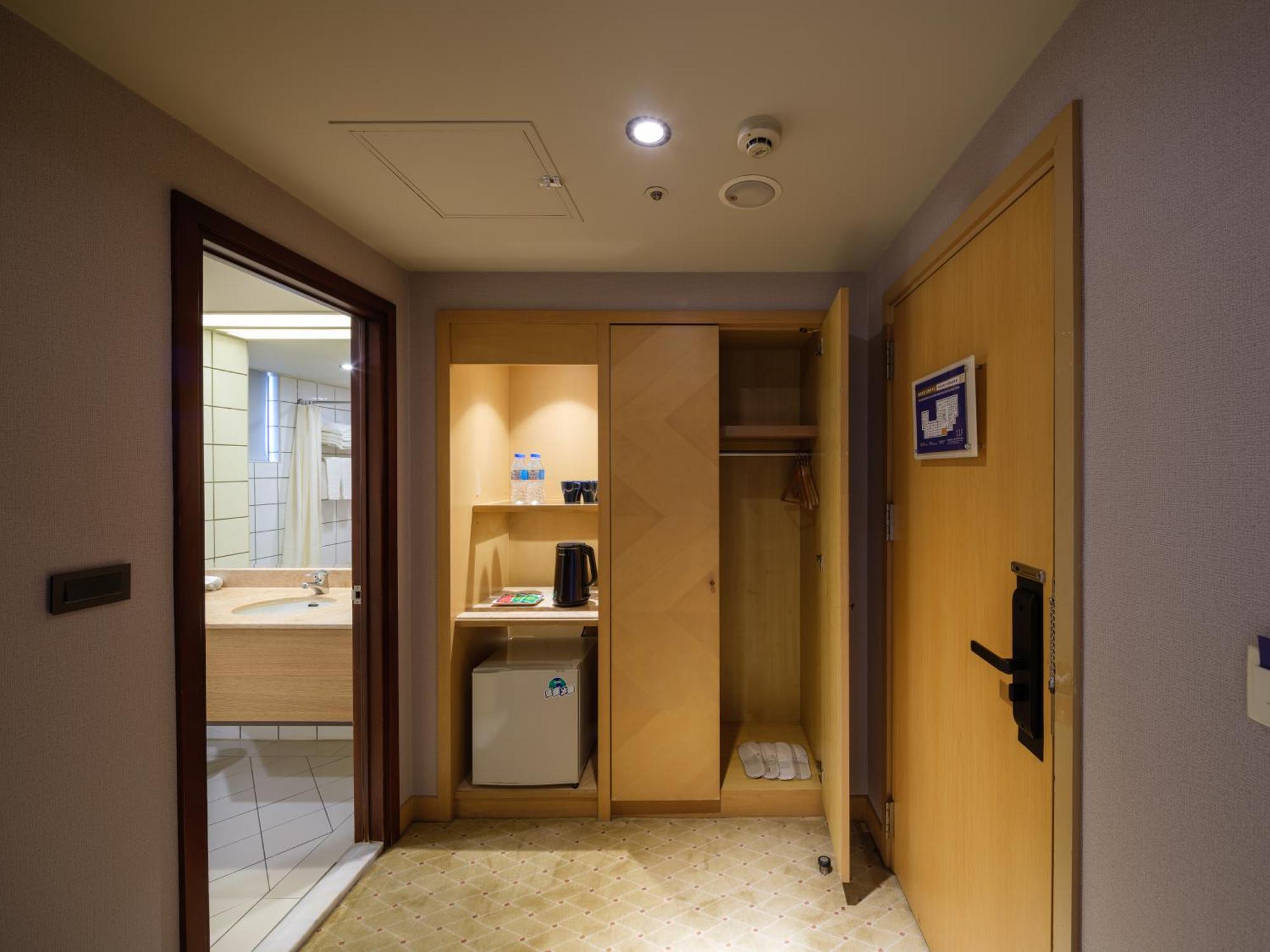 Rich & Free Hotel - Fuzhong 富逸旅趣-板橋府中館 Taipei Bagian luar foto