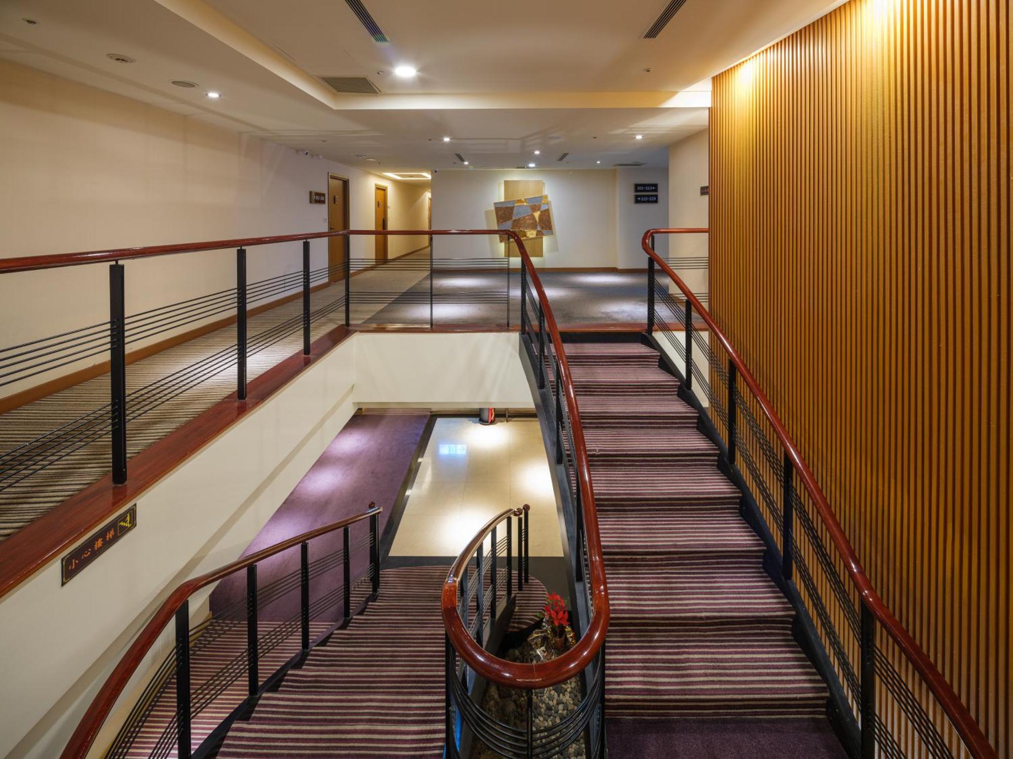 Rich & Free Hotel - Fuzhong 富逸旅趣-板橋府中館 Taipei Bagian luar foto