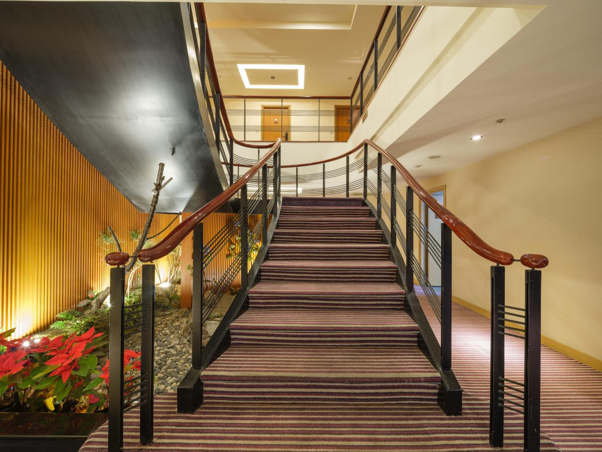 Rich & Free Hotel - Fuzhong 富逸旅趣-板橋府中館 Taipei Bagian luar foto