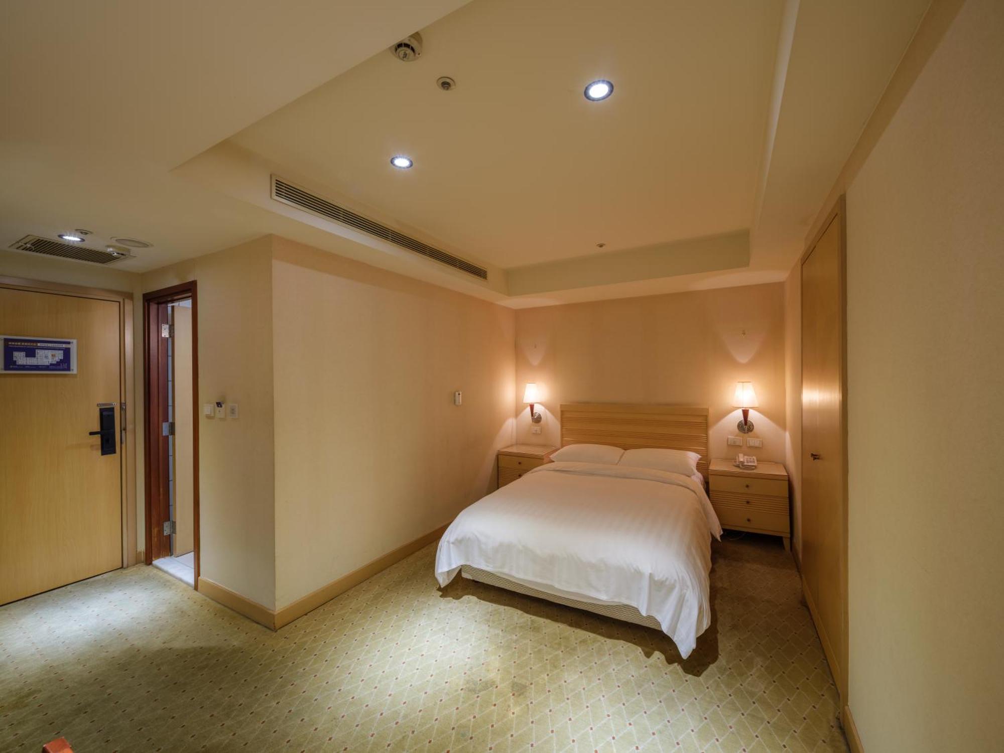 Rich & Free Hotel - Fuzhong 富逸旅趣-板橋府中館 Taipei Bagian luar foto