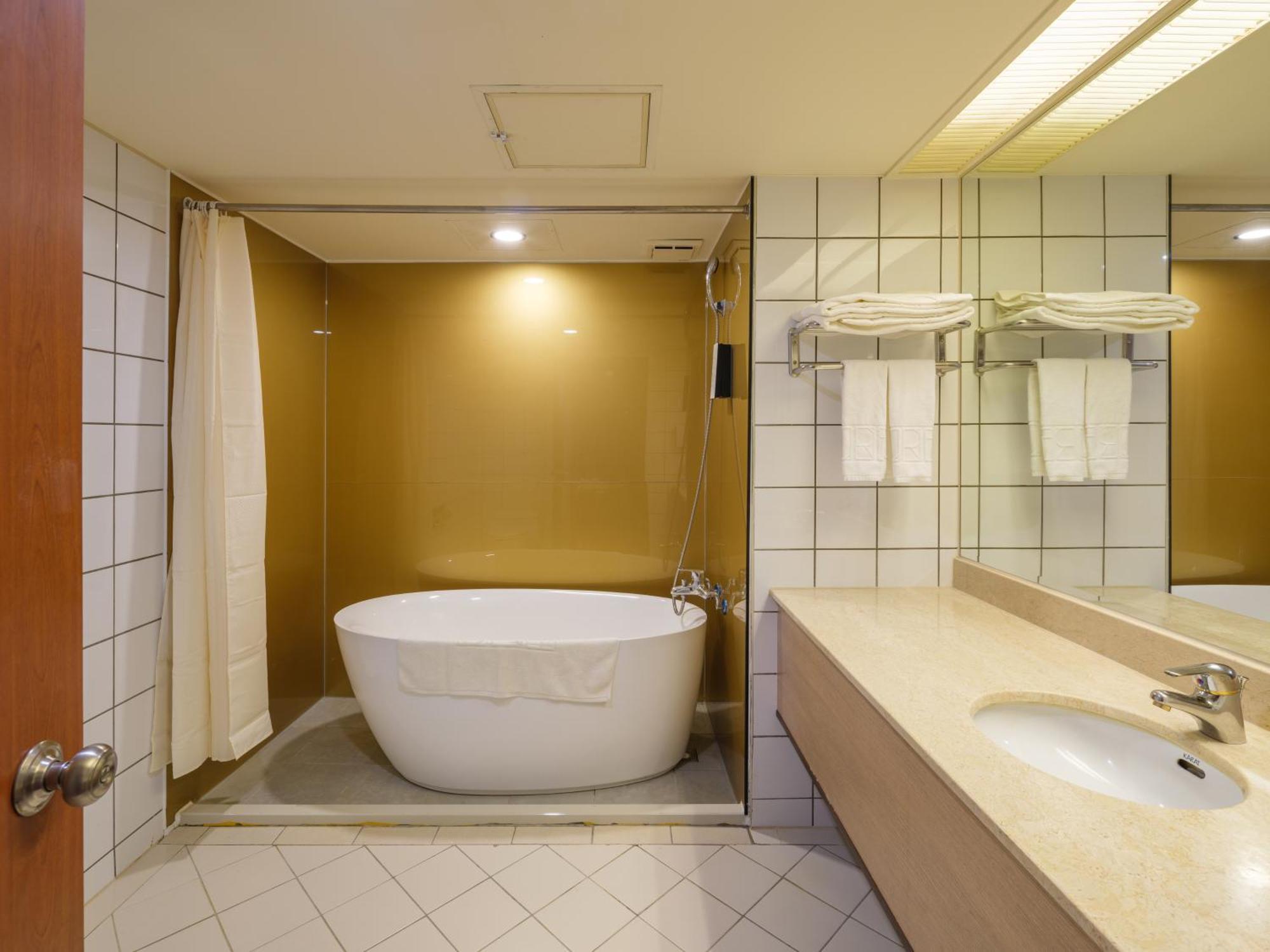 Rich & Free Hotel - Fuzhong 富逸旅趣-板橋府中館 Taipei Bagian luar foto