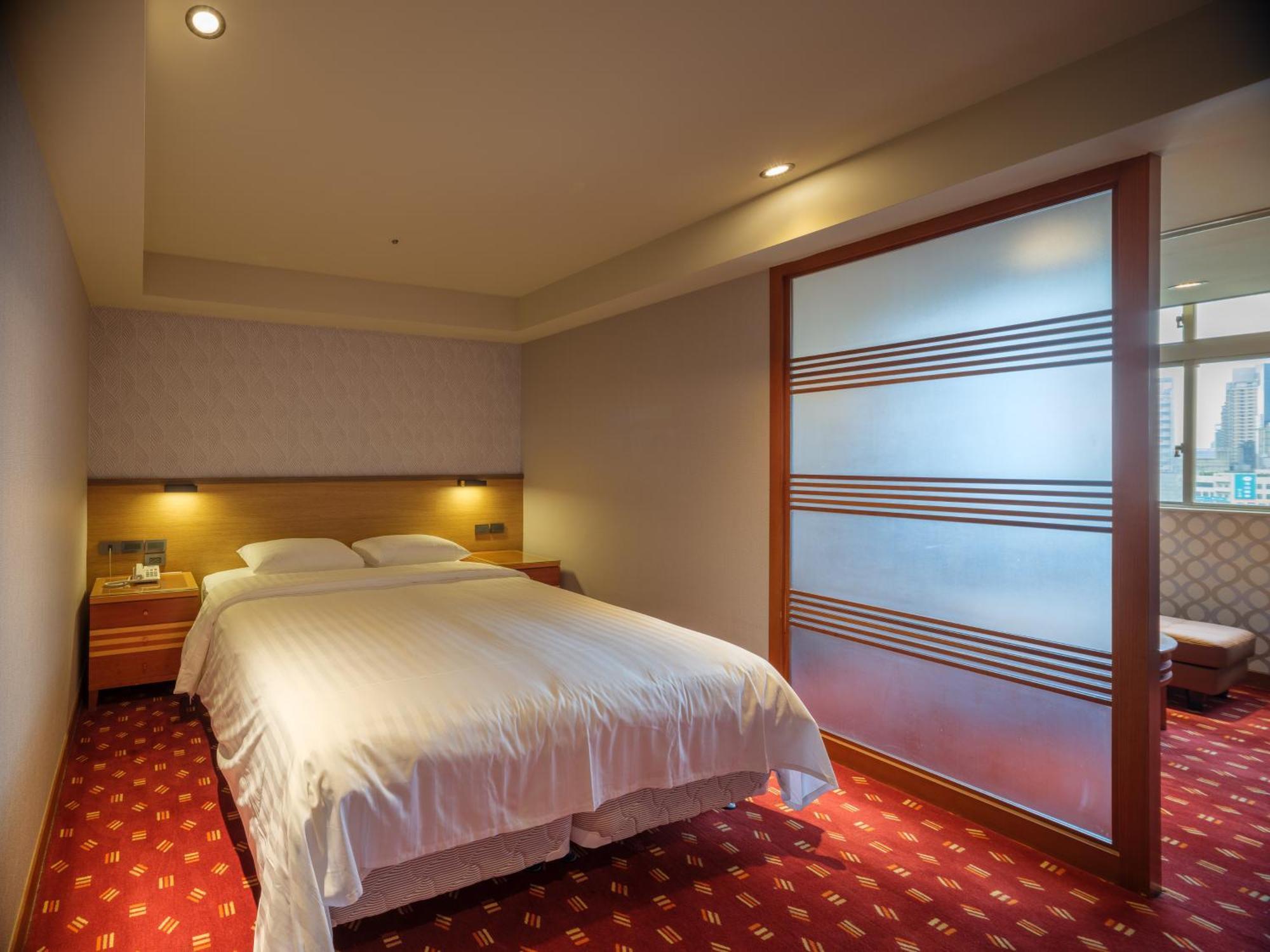 Rich & Free Hotel - Fuzhong 富逸旅趣-板橋府中館 Taipei Bagian luar foto