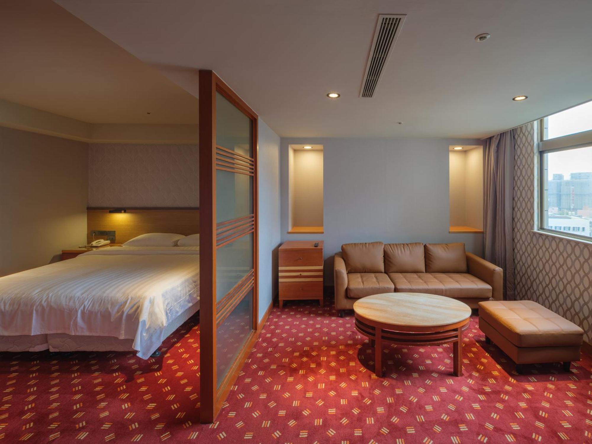 Rich & Free Hotel - Fuzhong 富逸旅趣-板橋府中館 Taipei Bagian luar foto